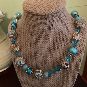 Beautiful chunky necklace!